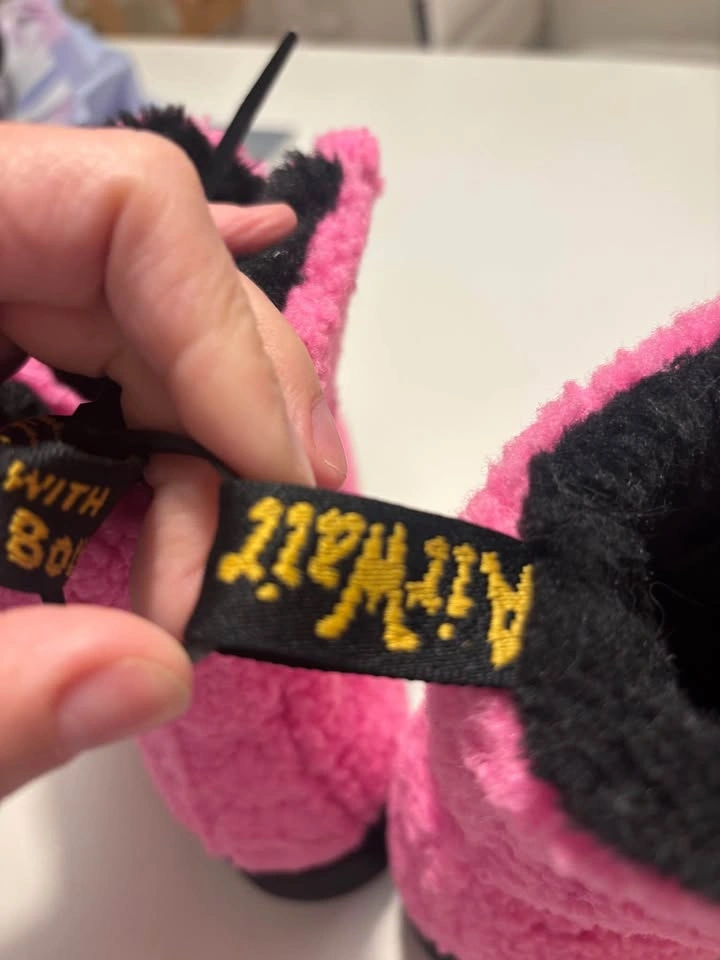 Doc Dr. Martens Pink fuzzy boots Sz. 7 - photo 3
