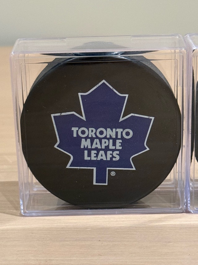 Toronto Maple Leafs Hockey Pucks - photo 3
