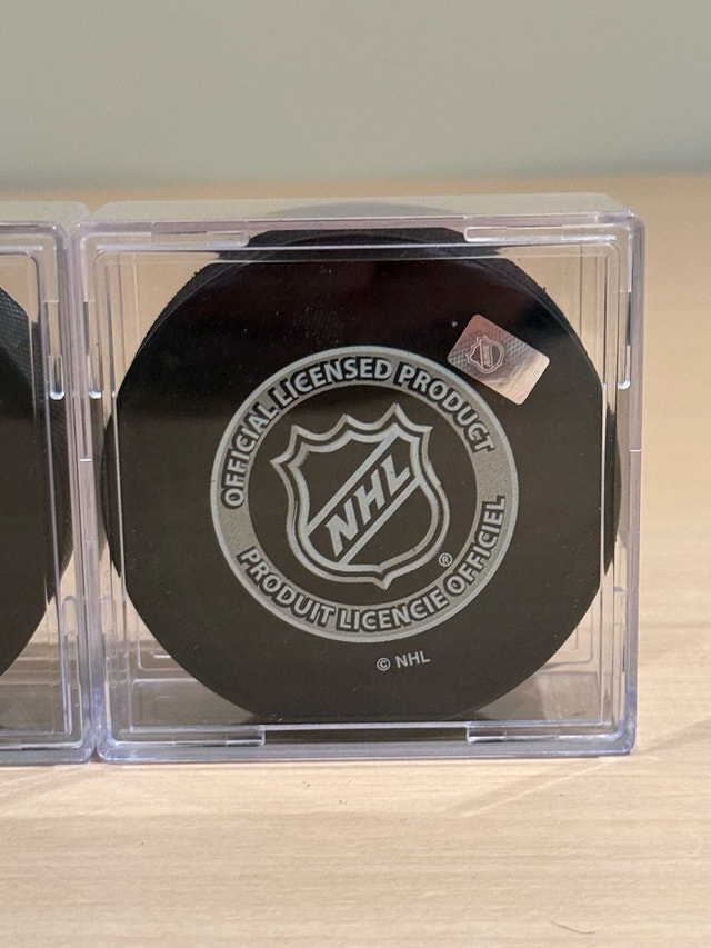 Toronto Maple Leafs Hockey Pucks - photo 4