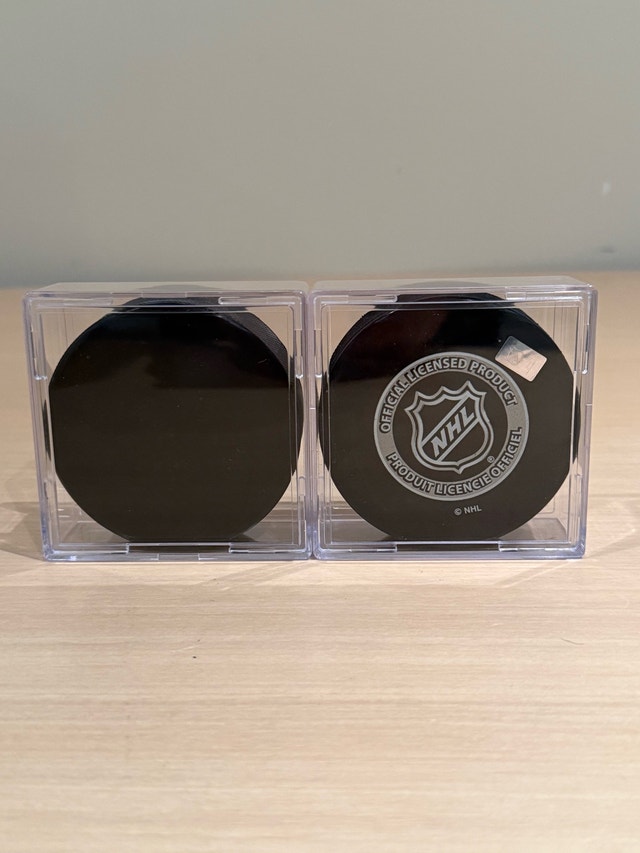 Toronto Maple Leafs Hockey Pucks - photo 5