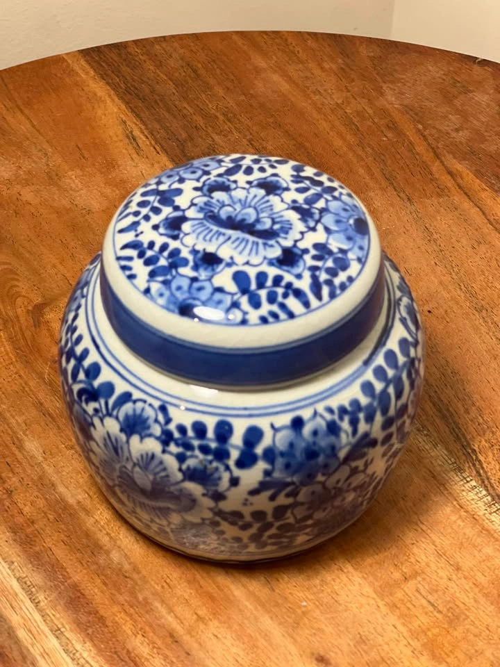 Vintage Hand-Painted Dutch Delft Blue Mini Lidded Jar - photo 3