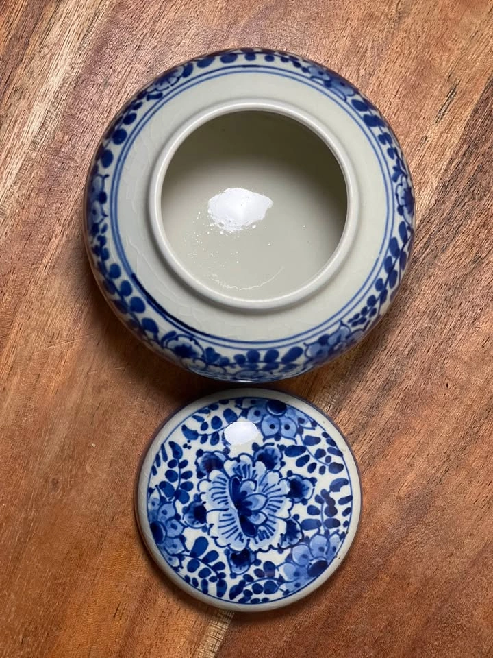 Vintage Hand-Painted Dutch Delft Blue Mini Lidded Jar - photo 4