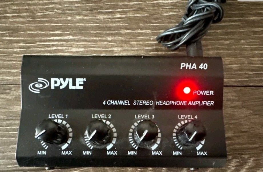 Pyle 4-Channel Headphones Signal Splitter Amp