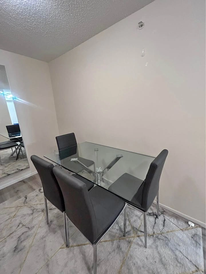 Leons Dining table set