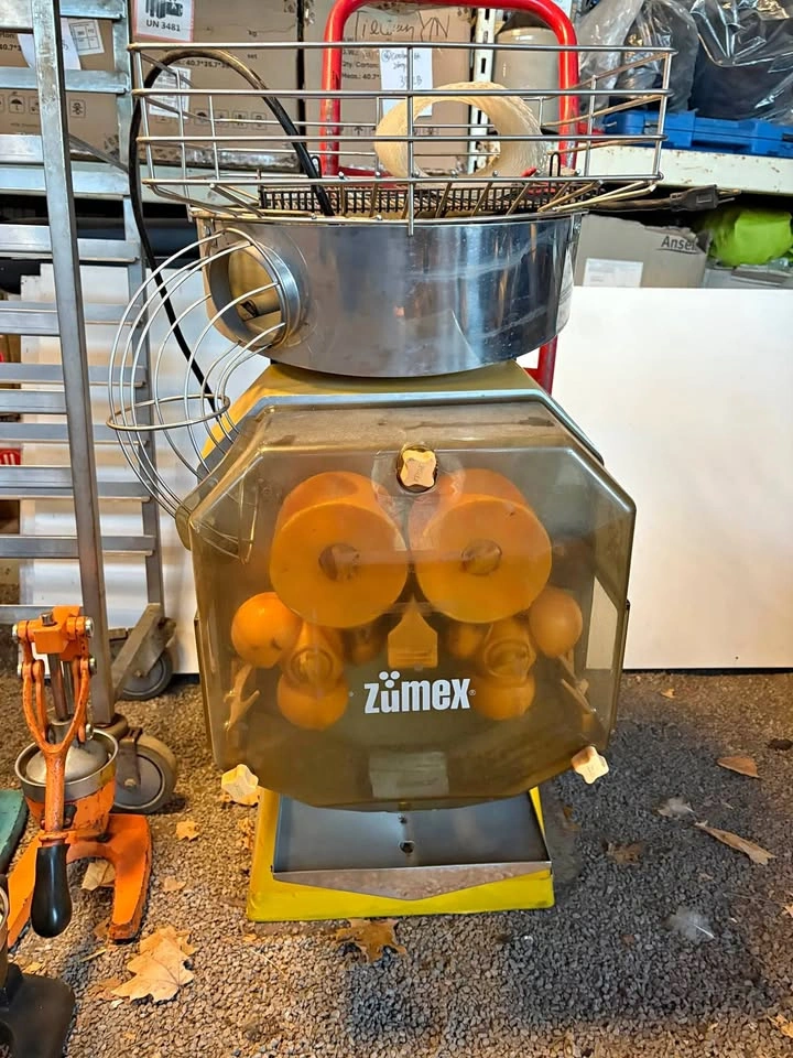 Zumex Commercial Automatic citrus Juicer