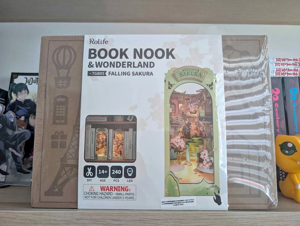 Book Nook & Wonderland : Falling Sakura