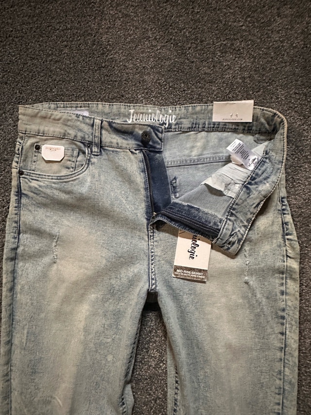 size 14 womans light wash skinny jeans - photo 5