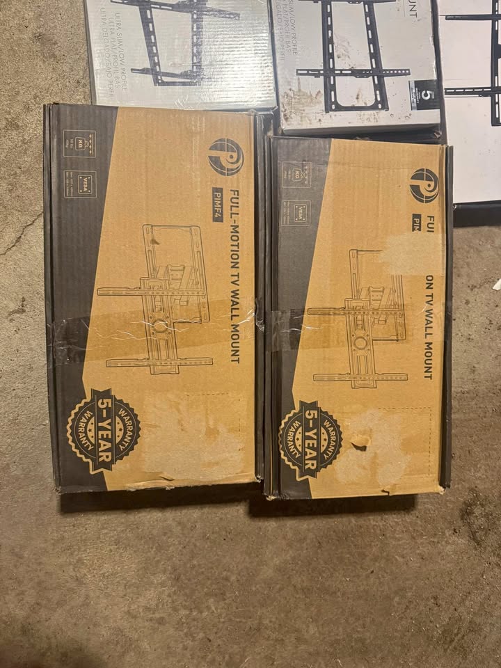 Full- Motion T.V Wall Mount for sale! 32-65 inches TV