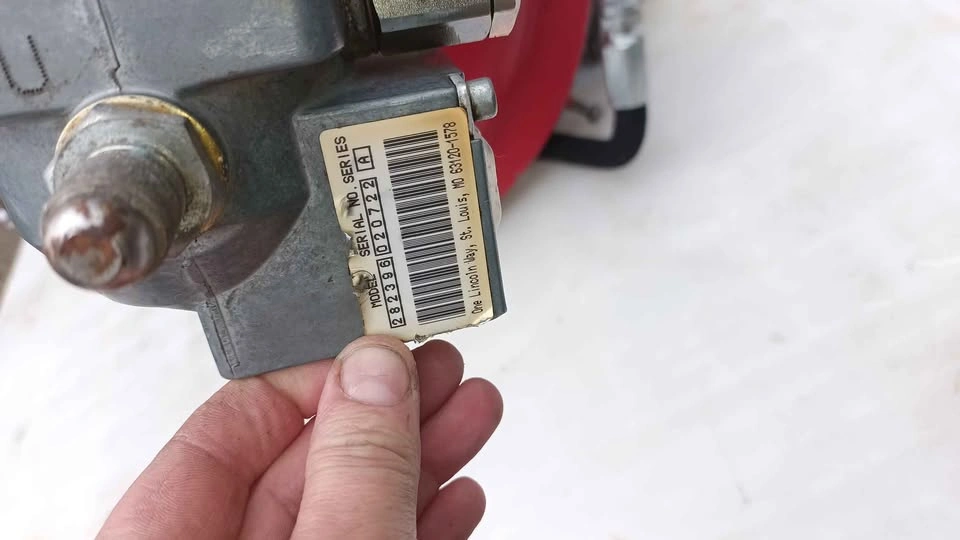 The Lincoln Model 282396 air-operated oil stub pump - photo 5