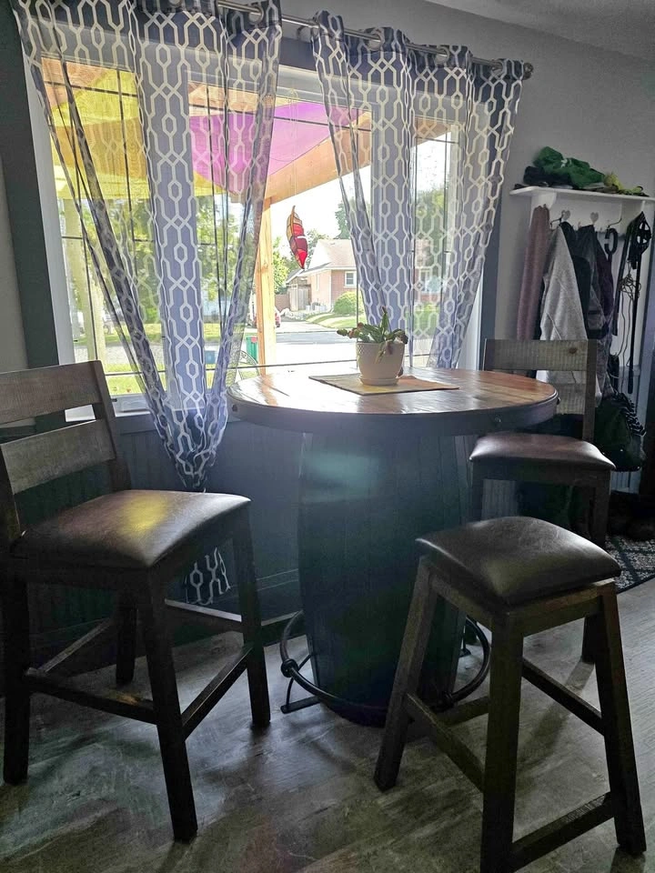 Barrel Style Pub Table & 4 stools