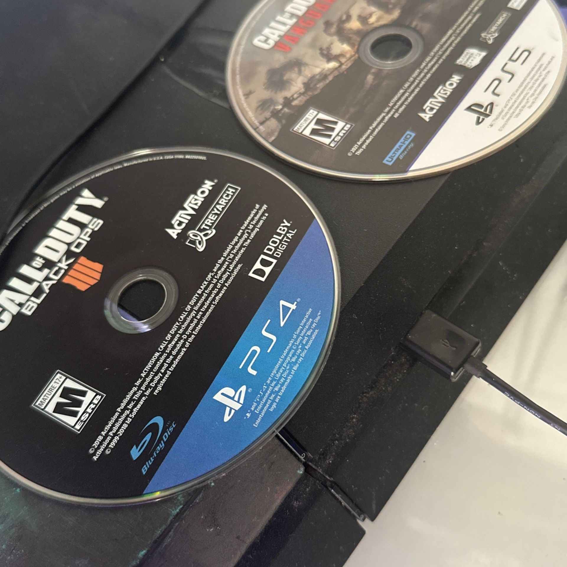 PS4 + 2 C.O.D GAMES - photo 5