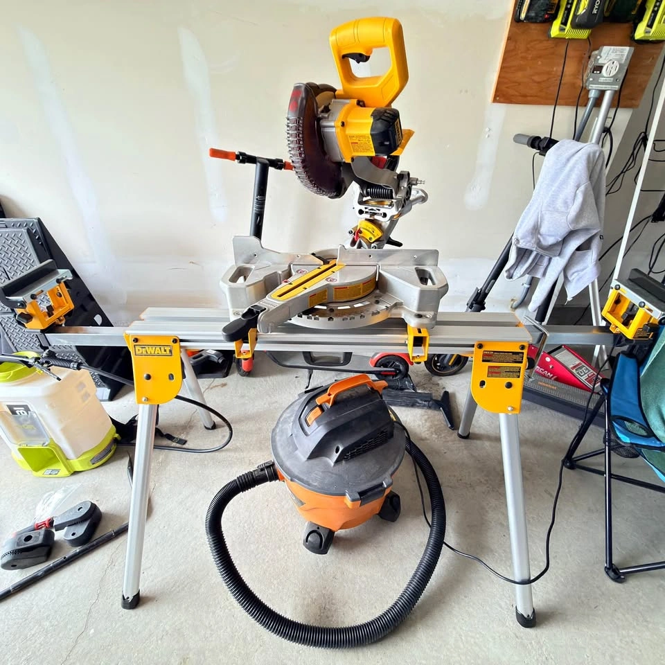 DEWALT 20V MAX 7-1/4" Cordless Miter Saw and Stand