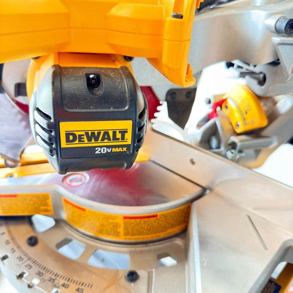 DEWALT 20V MAX 7-1/4" Cordless Miter Saw and Stand - photo 2
