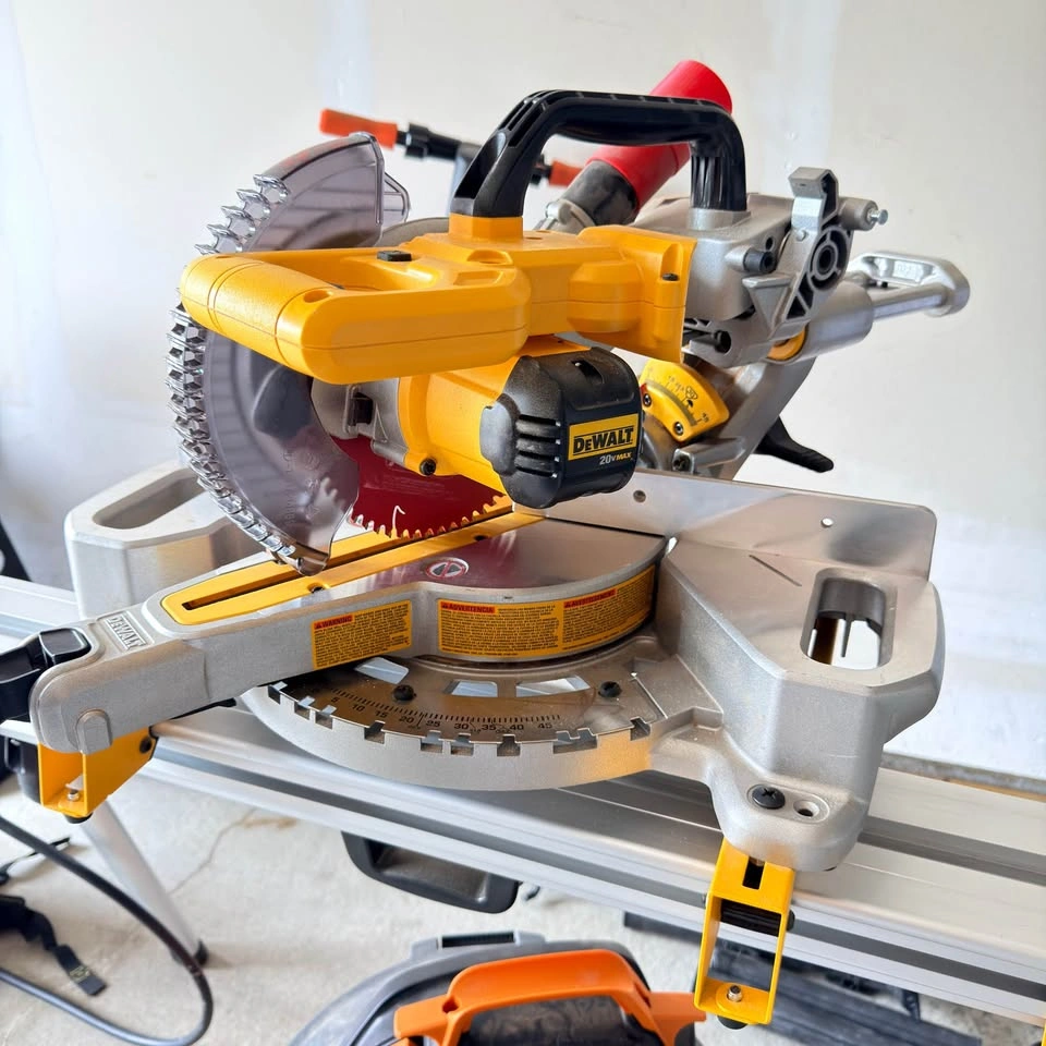 DEWALT 20V MAX 7-1/4" Cordless Miter Saw and Stand - photo 3