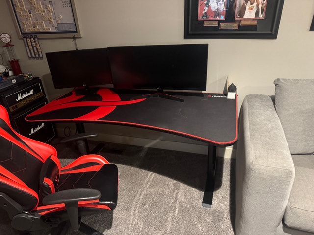 Arozzi Gaming Desk and Vitesse Gaming Chair