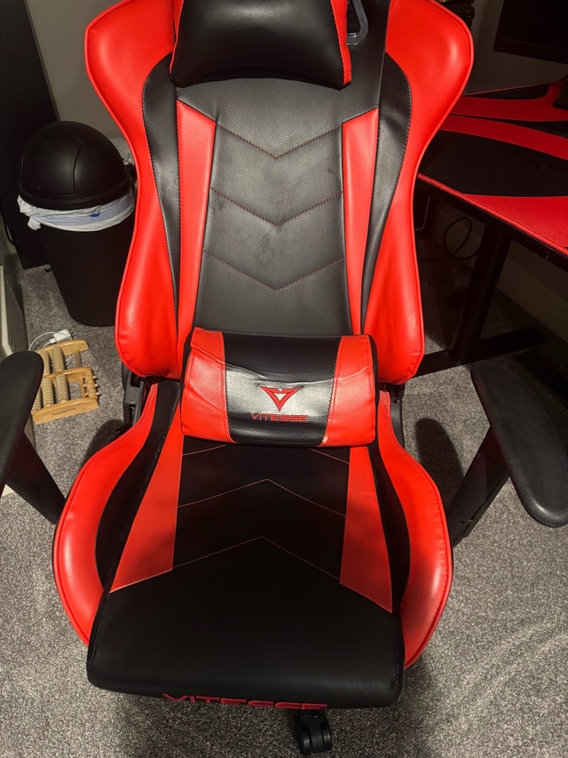 Arozzi Gaming Desk and Vitesse Gaming Chair - photo 3