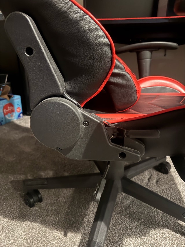 Arozzi Gaming Desk and Vitesse Gaming Chair - photo 4