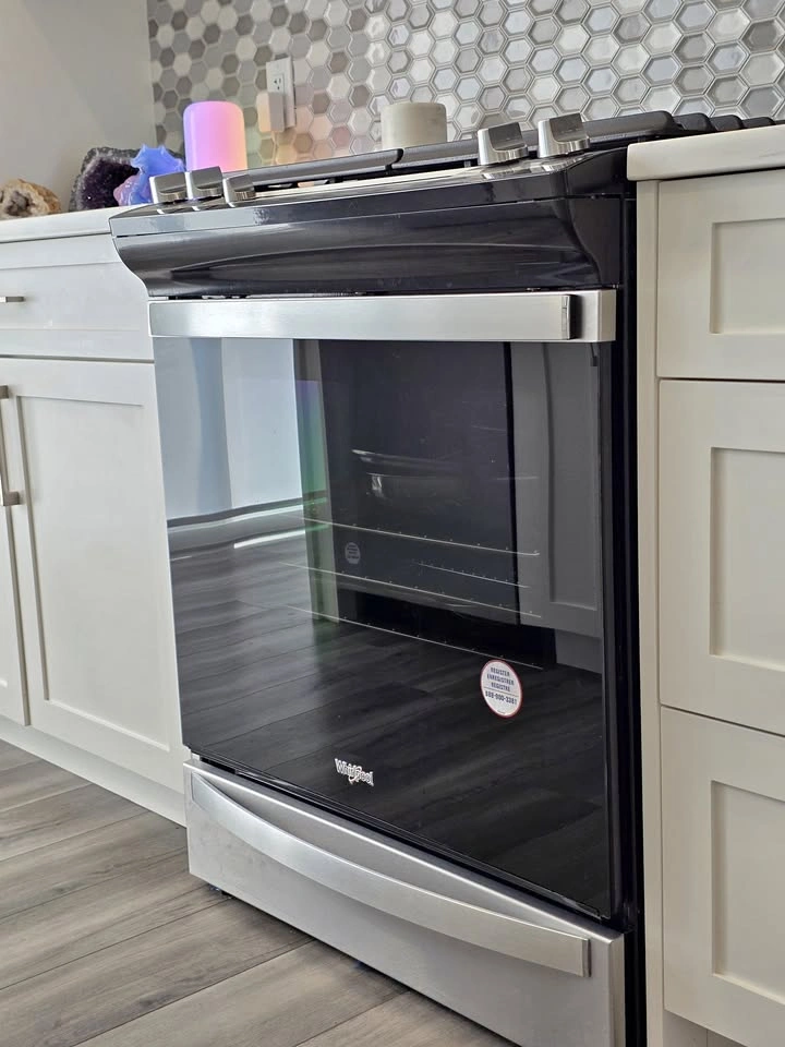 Whirlpool 30” Slide-In Gas Range – Never Cooked With – 5.8 cu ft