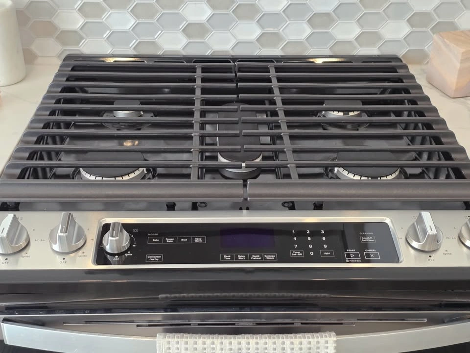Whirlpool 30” Slide-In Gas Range – Never Cooked With – 5.8 cu ft - photo 4