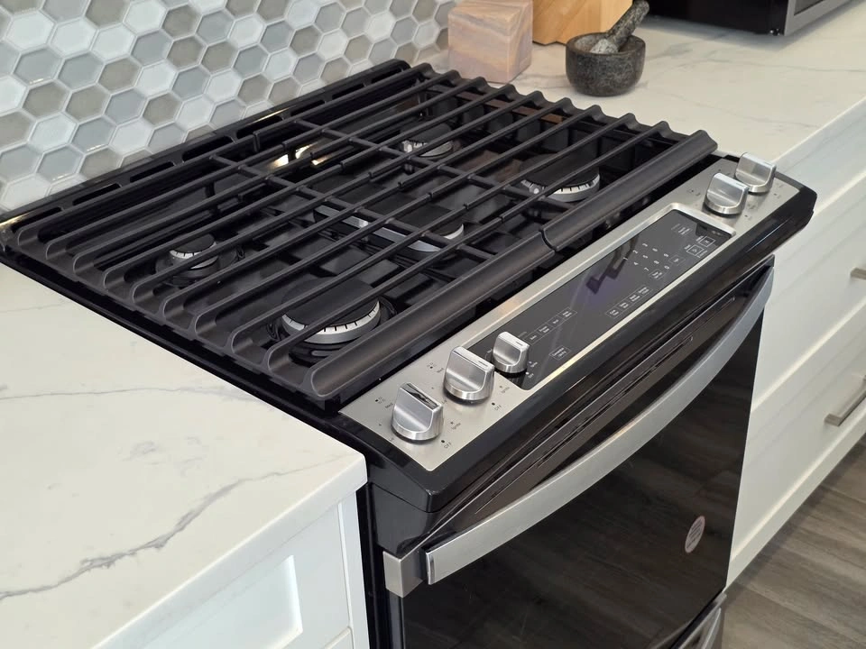 Whirlpool 30” Slide-In Gas Range – Never Cooked With – 5.8 cu ft - photo 5