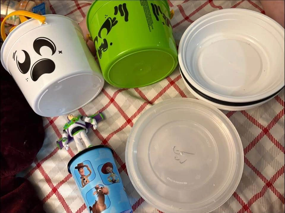 Assorted Kids' Party Supplies, Toys, and Activity Books (lot) - photo 2