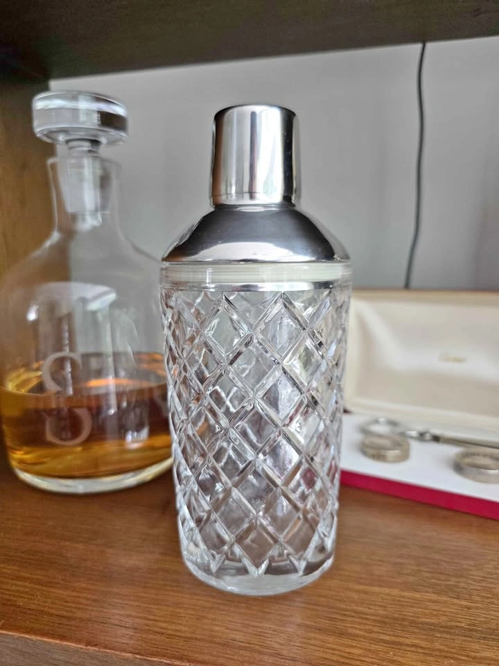 Hatch glass cocktail shaker with metal lid