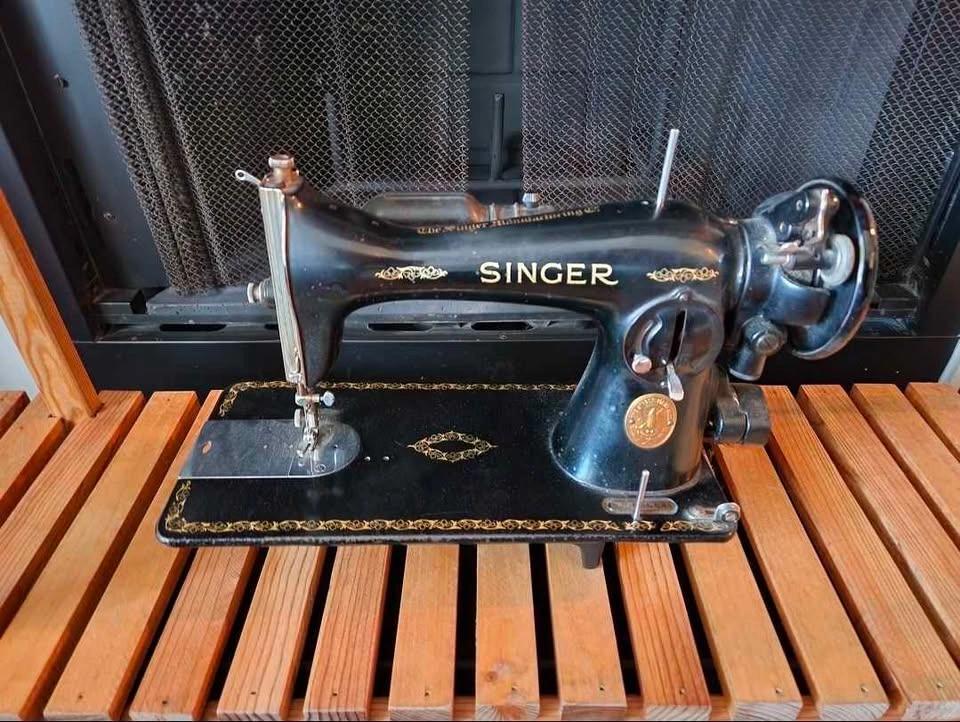 Vintage singer sewing machine decor piece - photo 2
