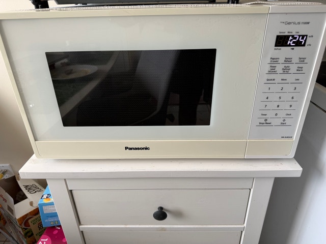 Panasonic 1100W Microwave in Good Condition
