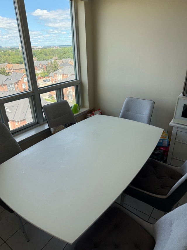Modern White Dining Table in Great Condition