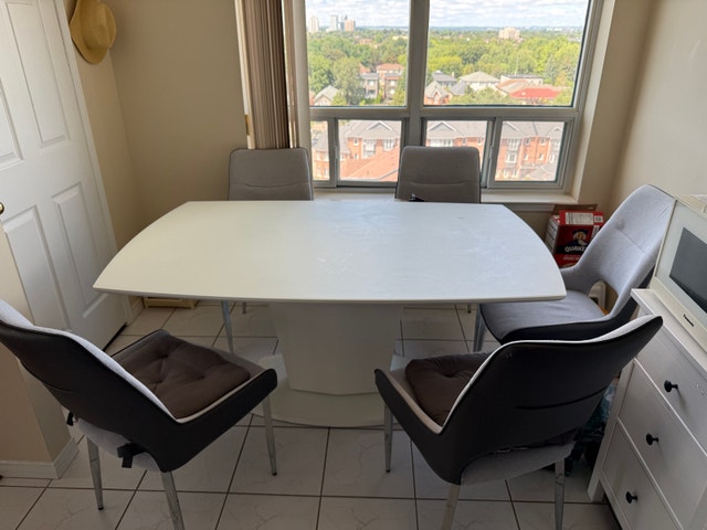 Modern White Dining Table in Great Condition - photo 2