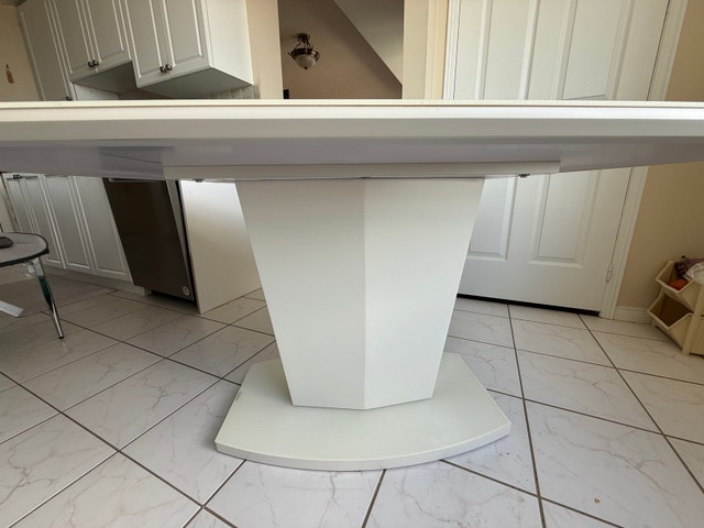 Modern White Dining Table in Great Condition - photo 3