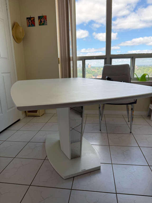Modern White Dining Table in Great Condition - photo 4