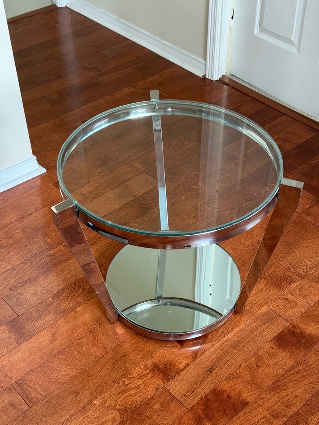 Pair of Round Glass Side Tables in Great Condition - photo 2