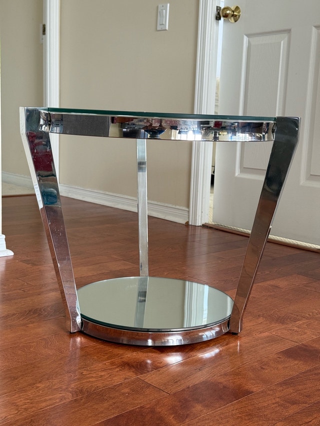Pair of Round Glass Side Tables in Great Condition - photo 3