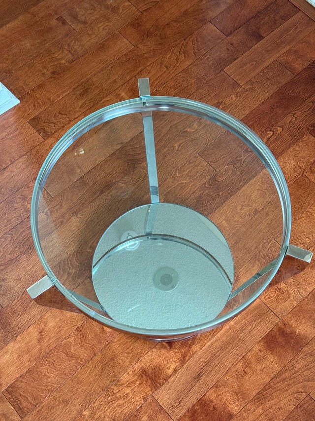 Pair of Round Glass Side Tables in Great Condition - photo 4