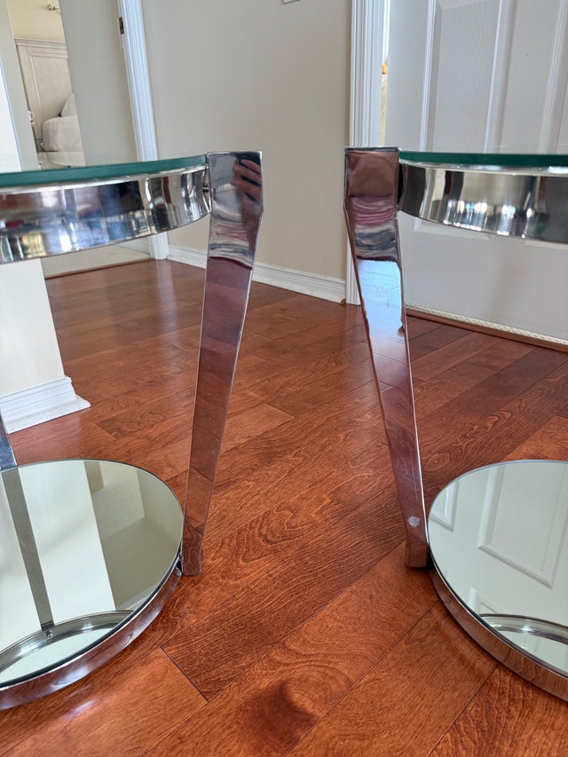 Pair of Round Glass Side Tables in Great Condition - photo 5