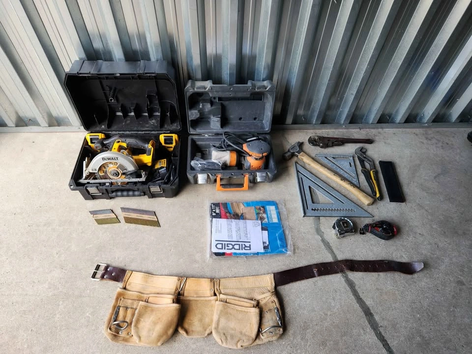 🇨🇦  Dewalt circular saw and carpentry tools