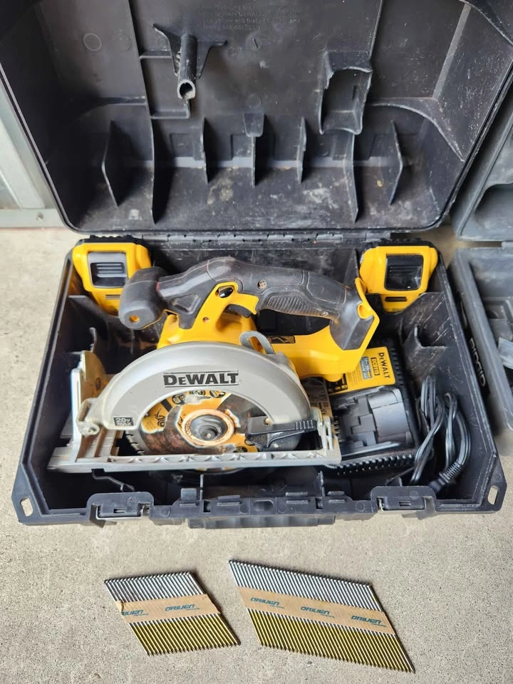 🇨🇦  Dewalt circular saw and carpentry tools - photo 3