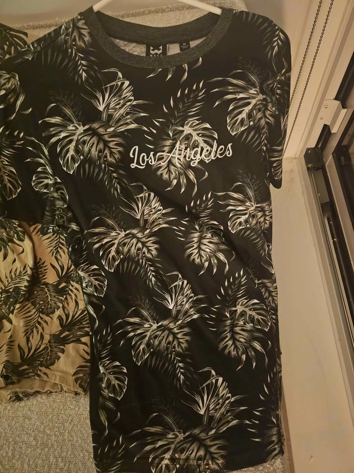 WXYZ Los Angeles Tropical Print T-Shirts Pair - photo 3