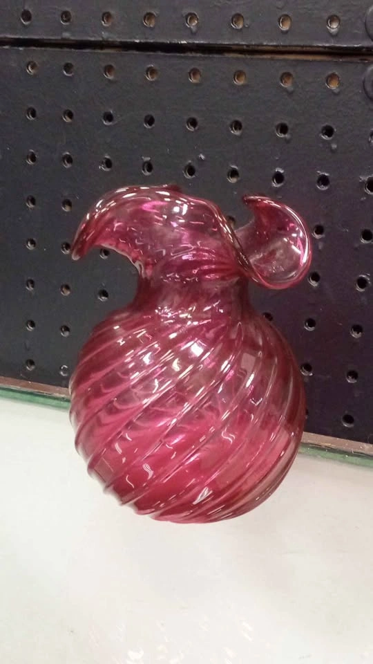 Beautiful Vintage Cranberry Colour Art Glass Vase - photo 2