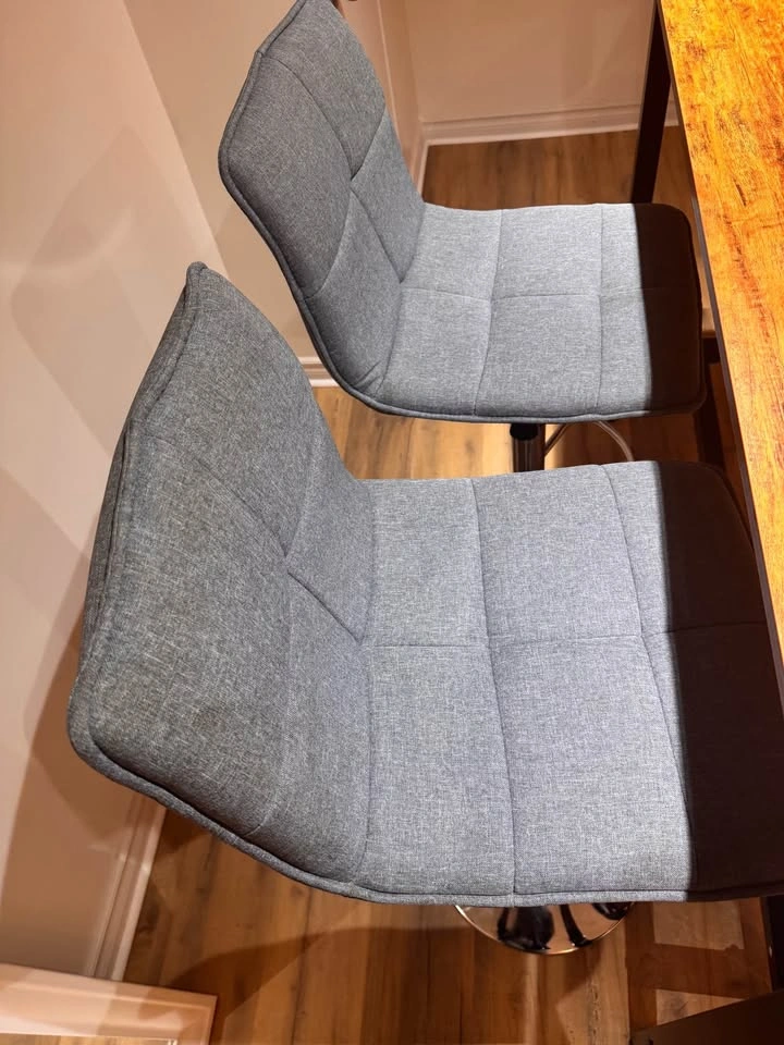 2 Bar Tables + 4 Adjustable Bar Stools - photo 3