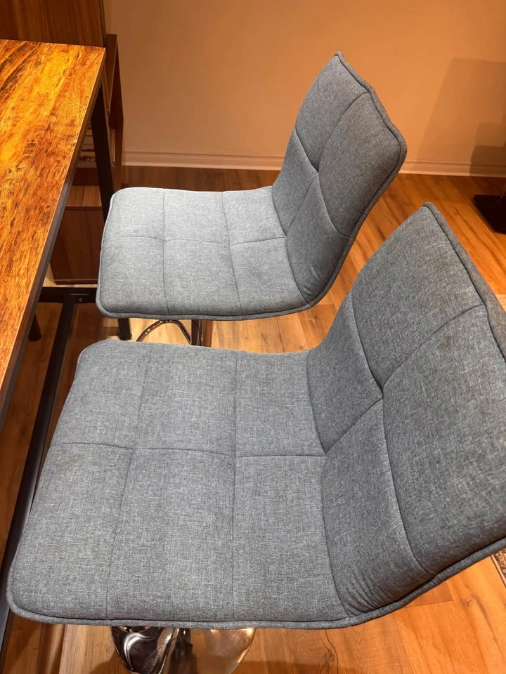 2 Bar Tables + 4 Adjustable Bar Stools - photo 4