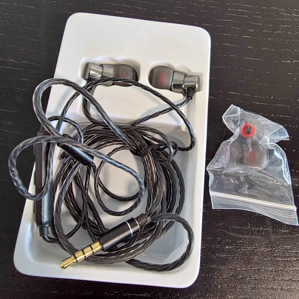 Jukstg wired earphones