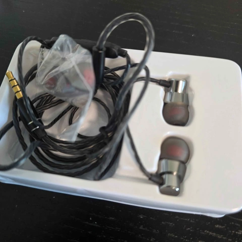 Jukstg wired earphones - photo 2