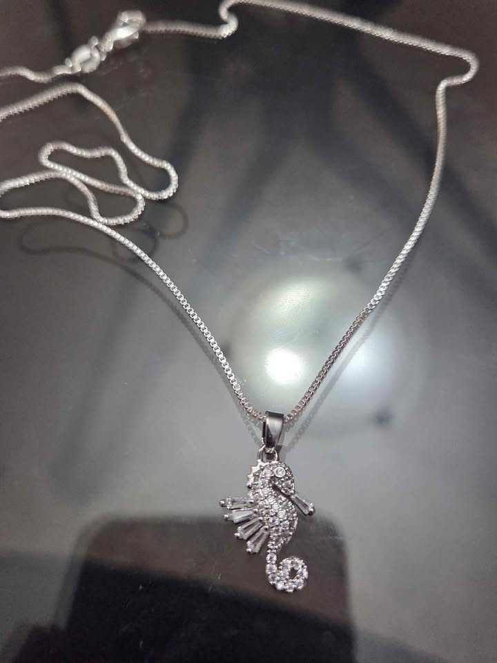 Sterling Silver Seahorse Pendant with Cubic Zirconia - photo 4