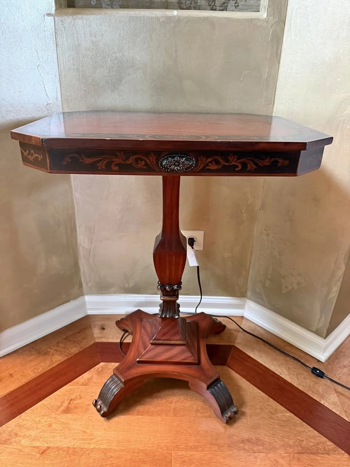 Wood Pedestal Side Table – Accent / End Table – Ornate Detail