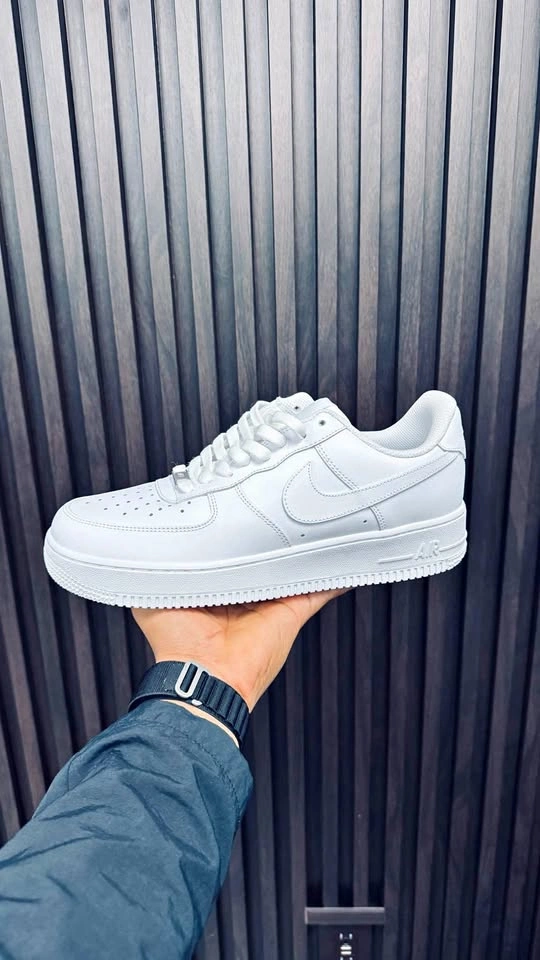 Nike Air Force 1 Triple White (Men’s 8 / Women’s 9.5)