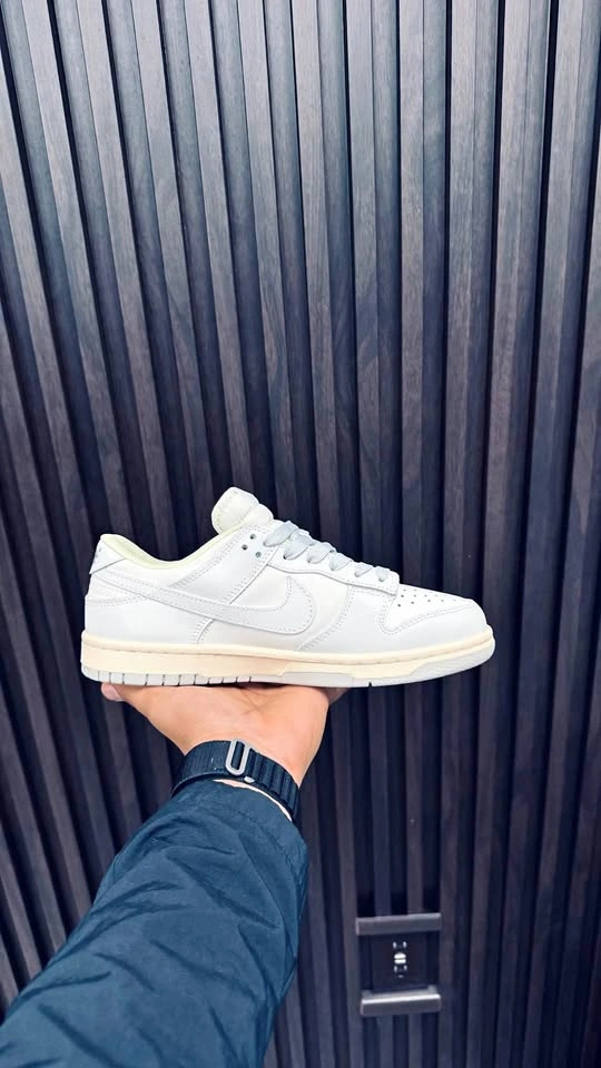 Unisex White Sneakers – Limited Stock Clearance