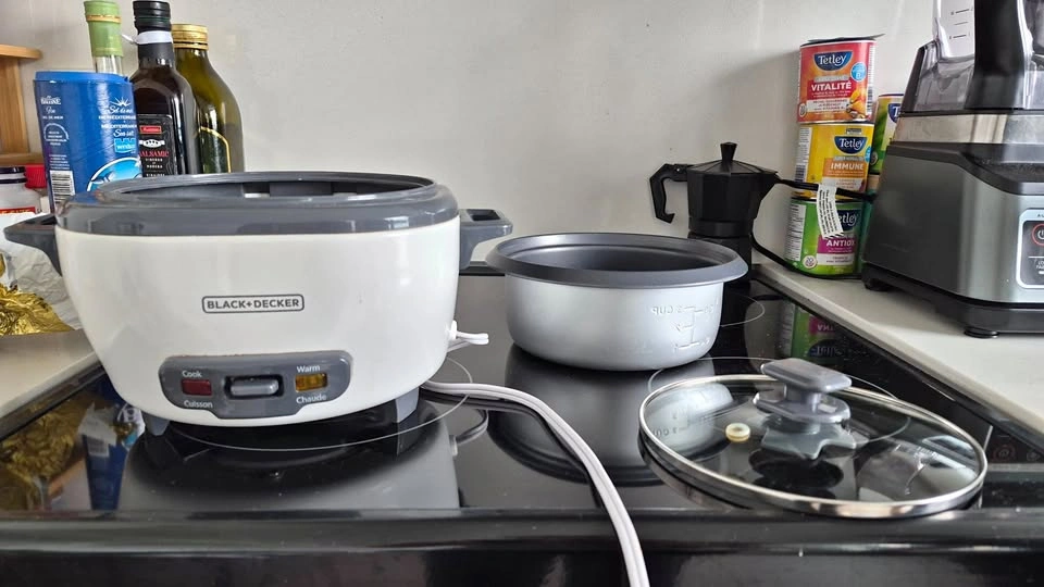 BLACK+DECKER 6-Cup Rice Cooker with Steaming Basket