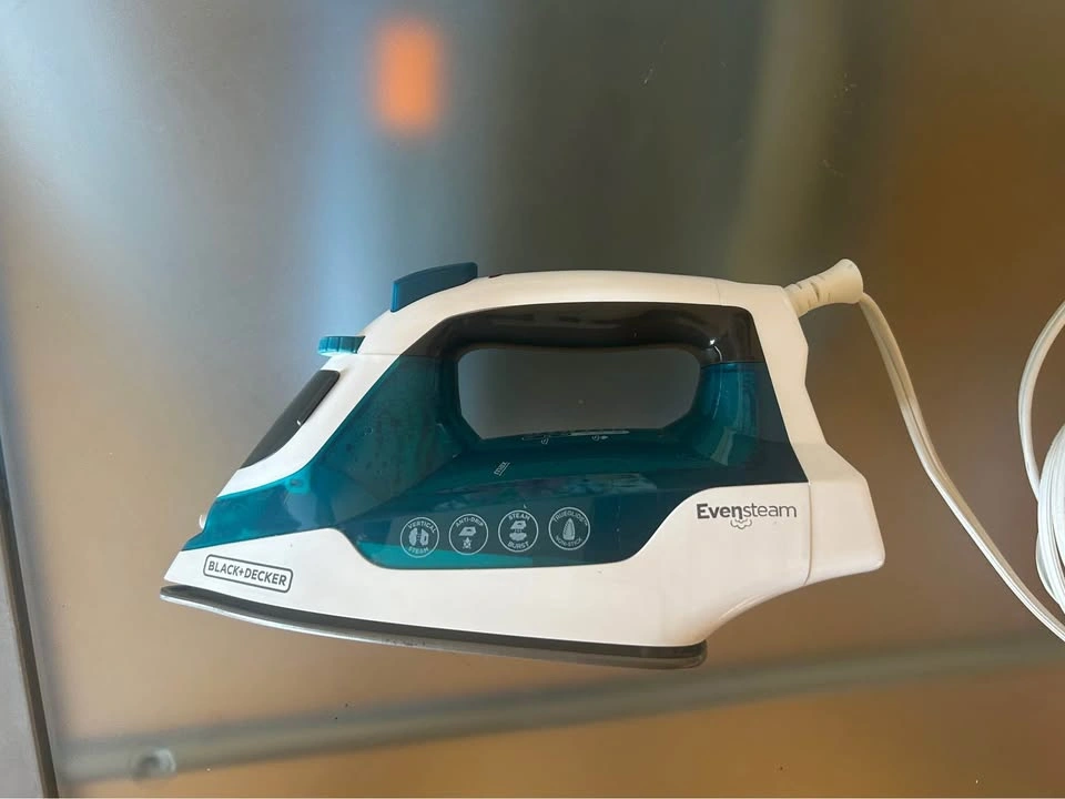 Black+Decker Evensteam Iron - photo 2